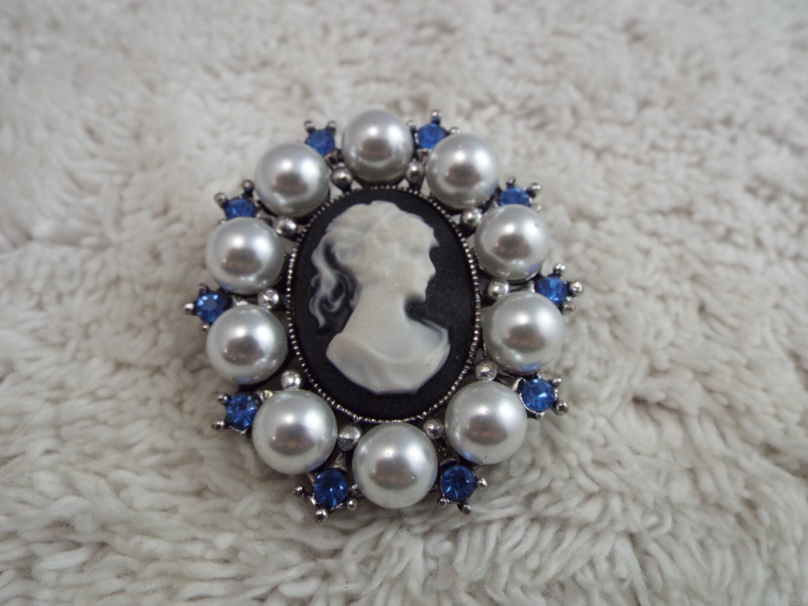 White Bead Blue Rhinestone Lady Cameo Pin (A53)