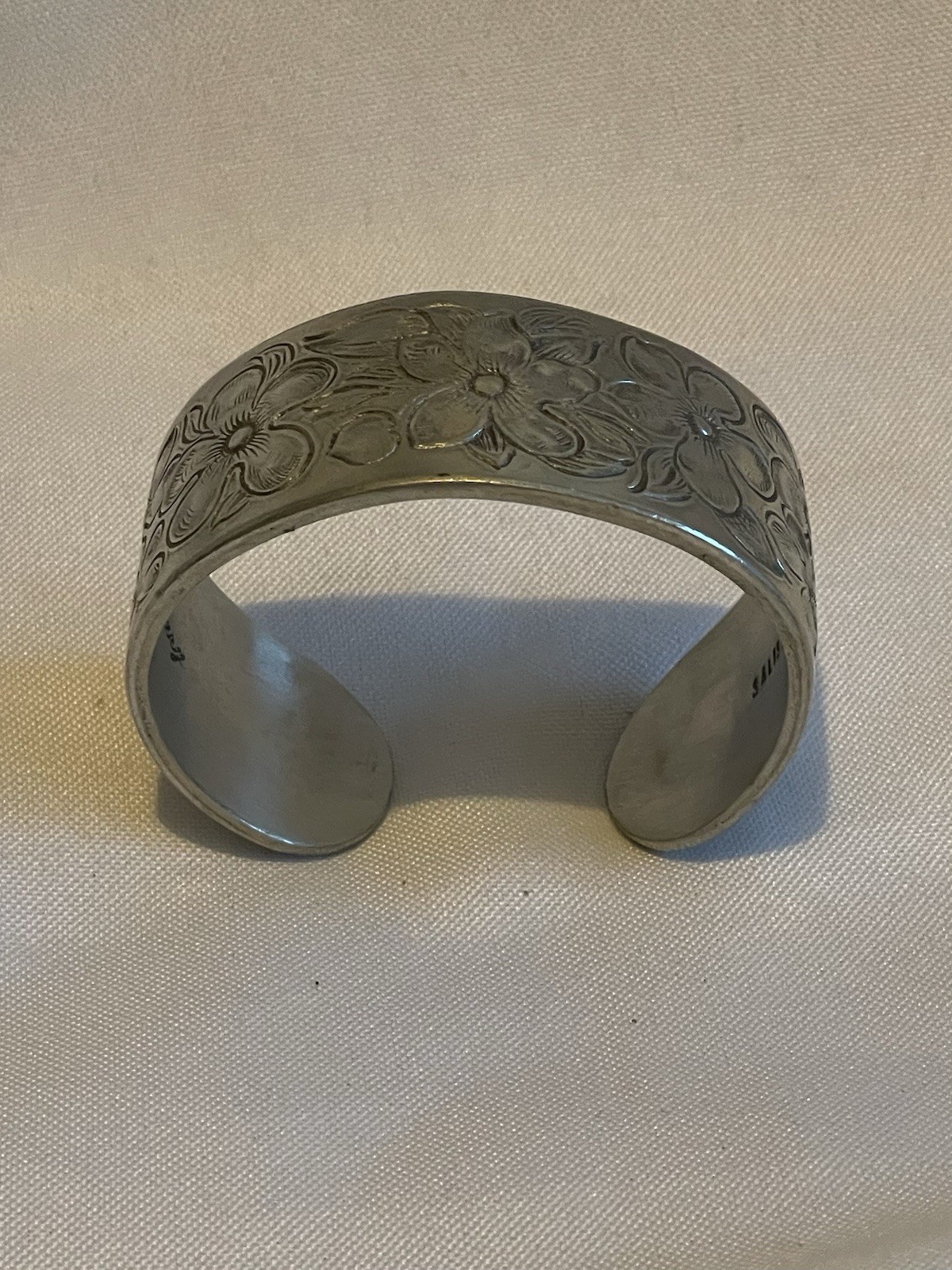 Vtg Salisbury Pewter Etched Floral Violets Pewter Cuff Bracelet “February”