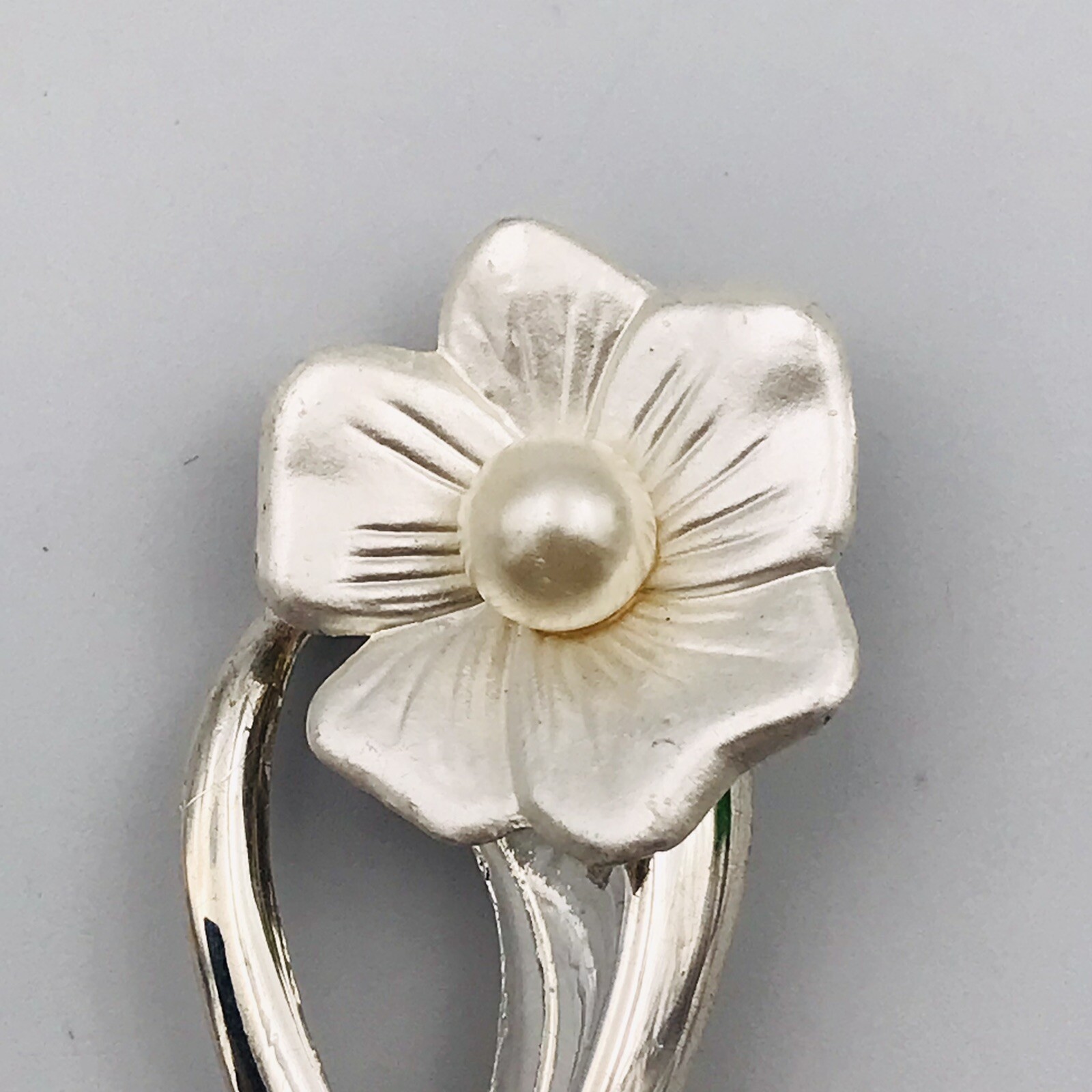 Lovely White Flower with Faux Pearl Silver Tone Pin Brooch 2.25” x 1″