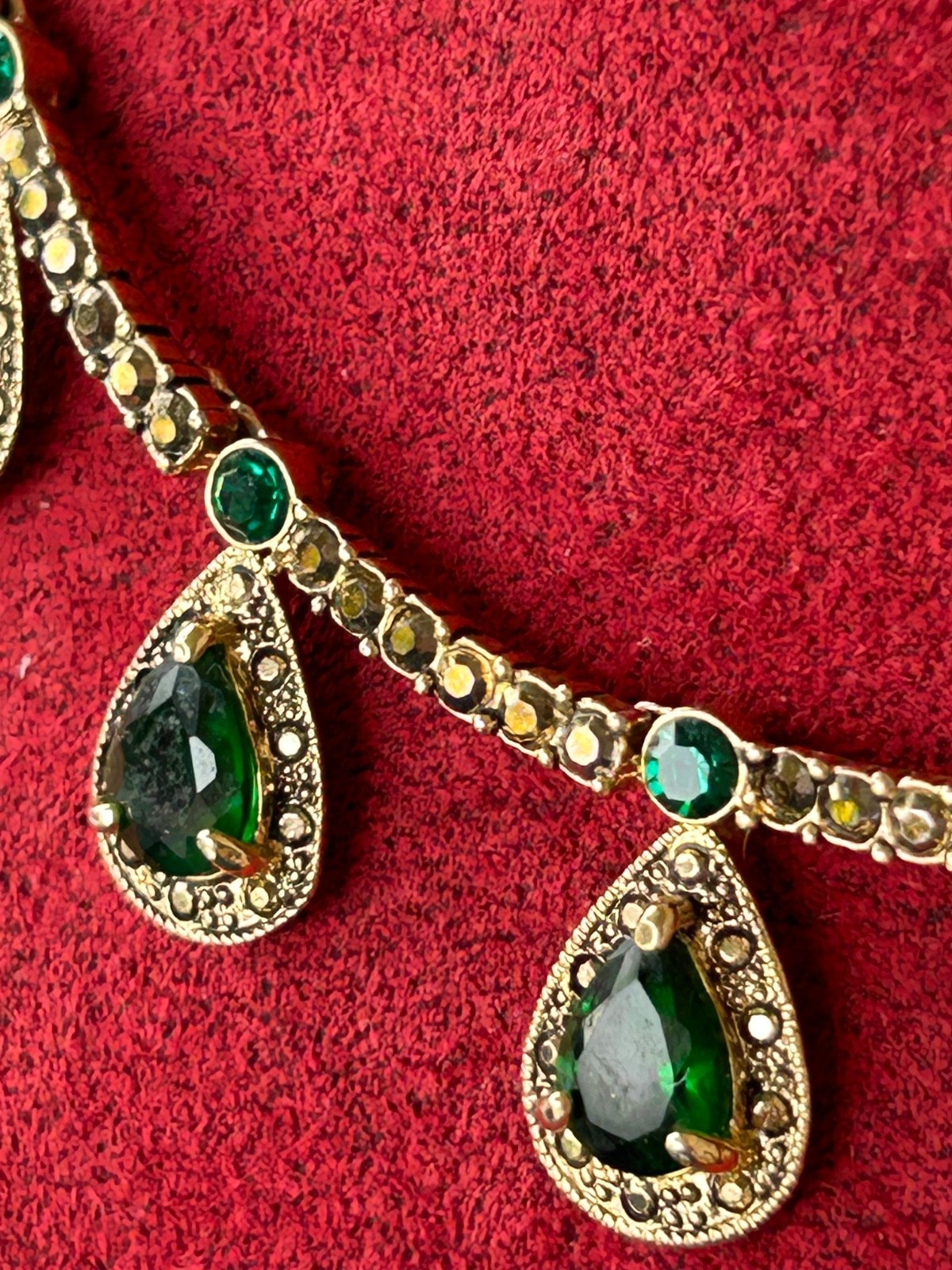 Vintage MONET Gold Tone Choker Necklace Tear drop Green Gemstone Emerald-Like