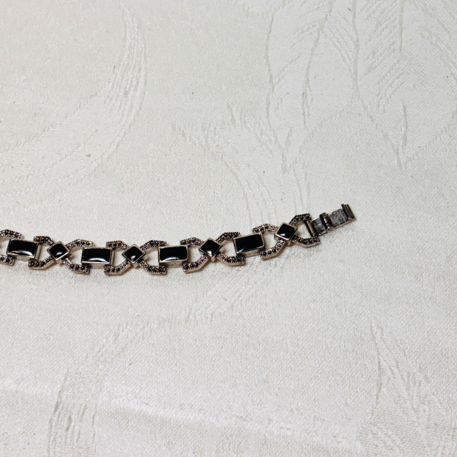 BRACELET black enamel faux gem silvertone metal fold over clasp vintage 6 3/4″ c