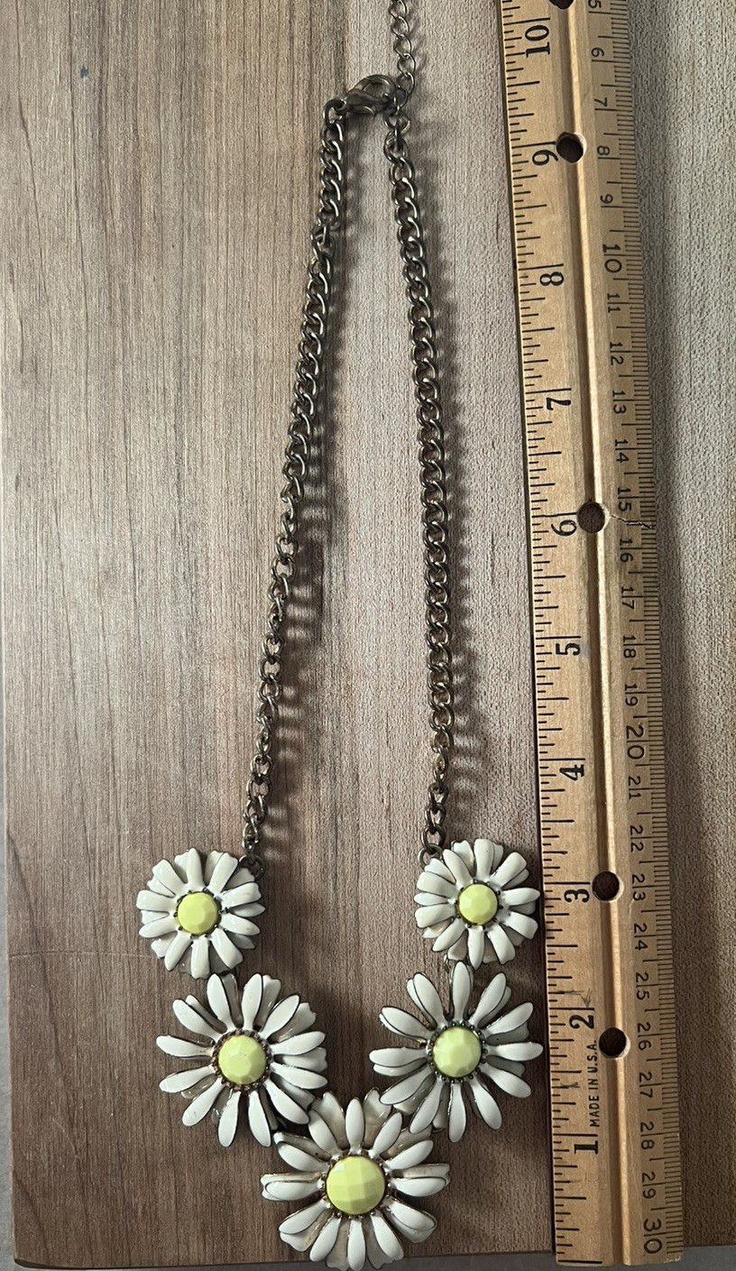VTG Daisy Cluster Necklace l Cream & Yellow l Center Enamel l Gold Tone