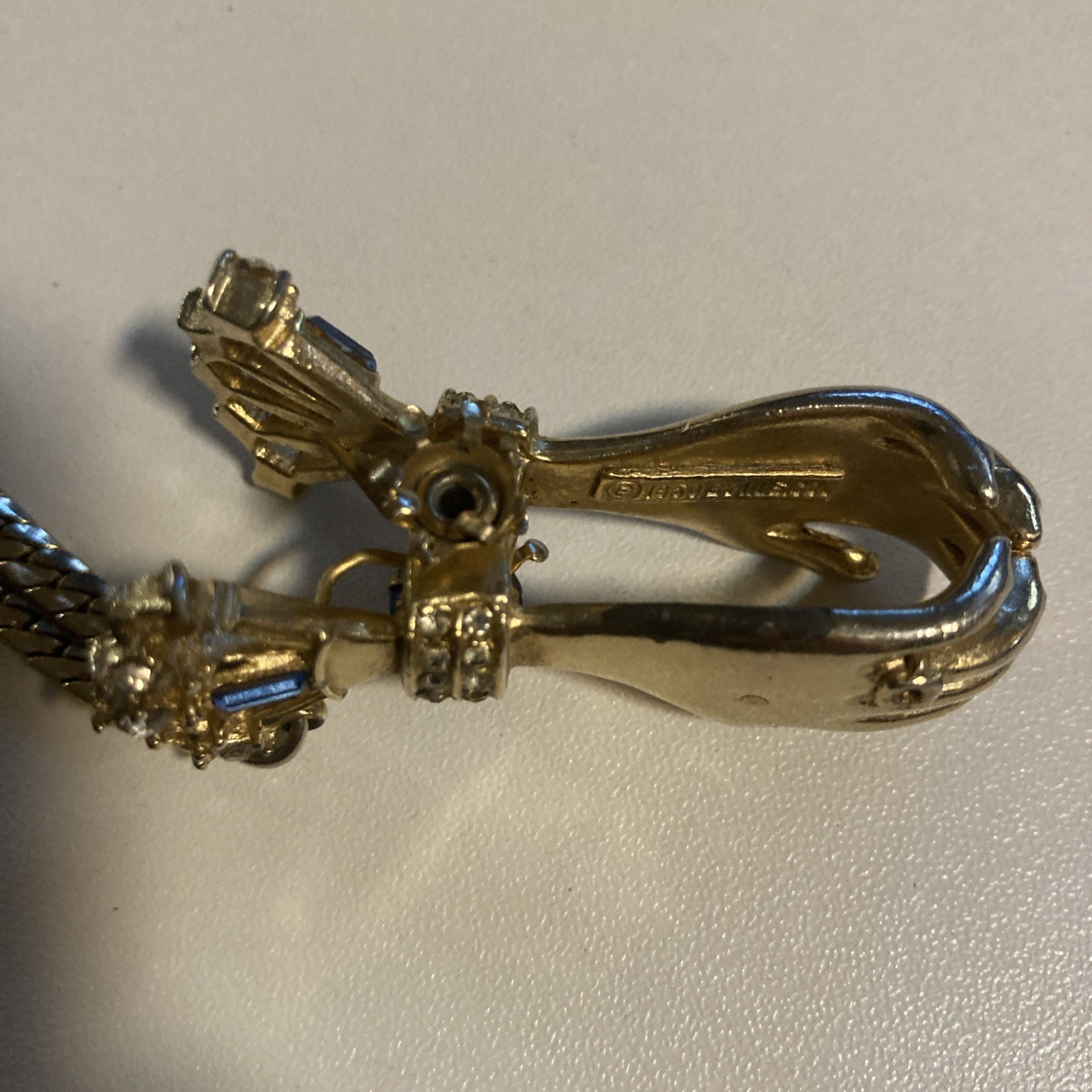 Vintage 1950 Bylle Co clasped hands glove holder clip with and blue rhinestones