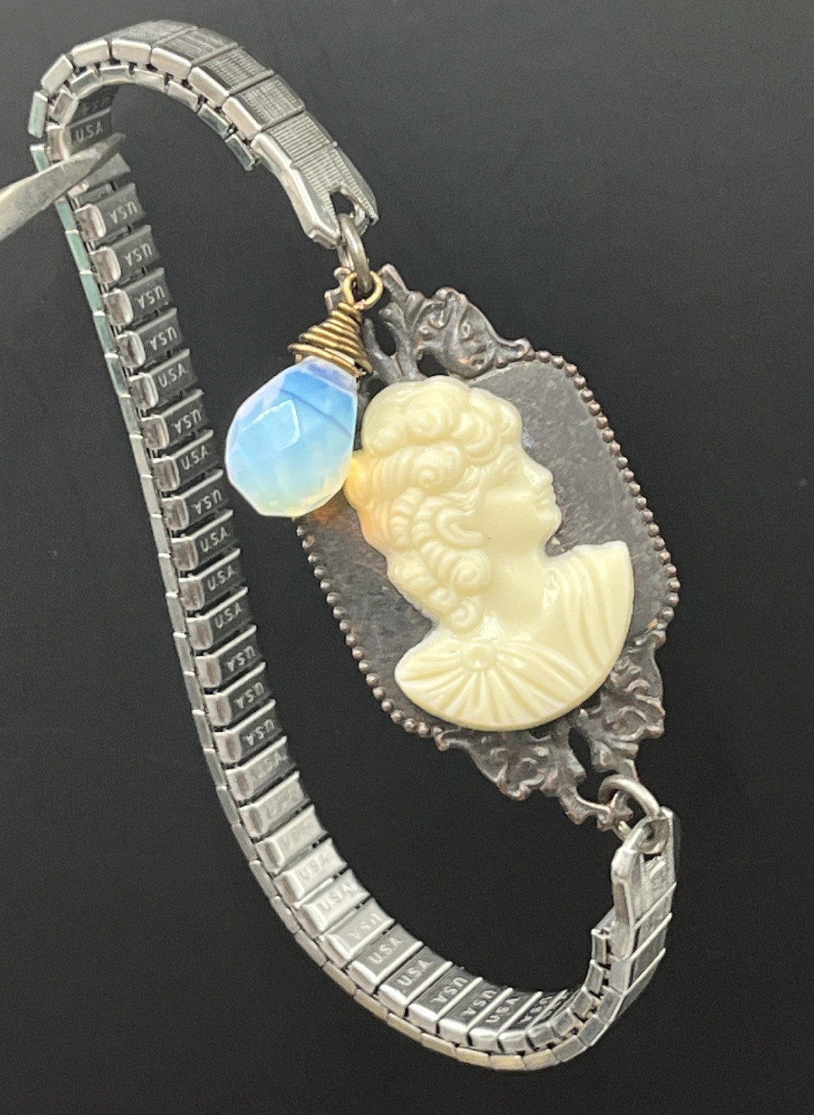 VTG. Cameo & Opalescent Bead OOAK Stretch Band Silver & Brass Tone Bracelet USA
