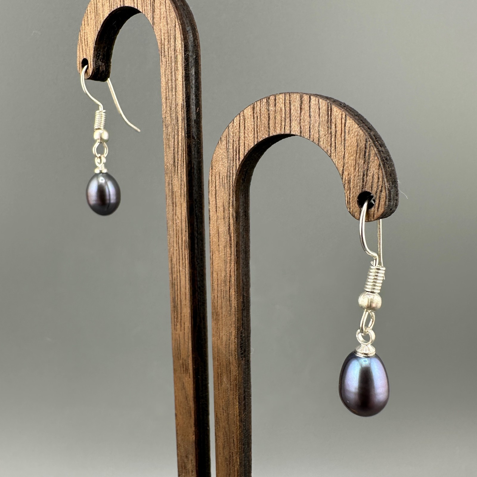 Vintage Black Tahitian Pearl Earrings Oil Slick Dangle Silvertone Purple Peacock
