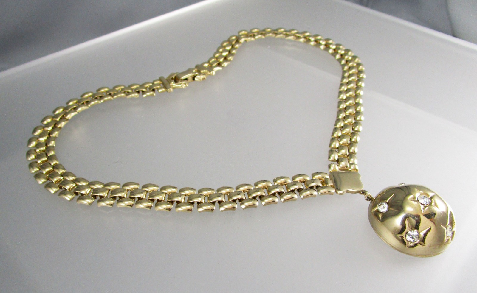 Vintage Gold Tone Basketweave Chain Dangling Round Crystal Pendant Necklace 781