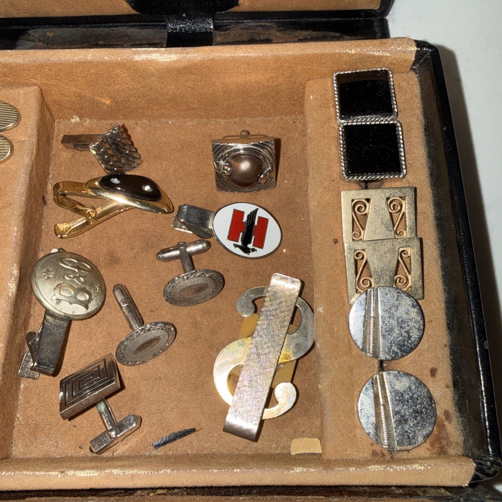 Vintage Men’s Cufflinks, Tie Bars, Money Clips & Storage Case