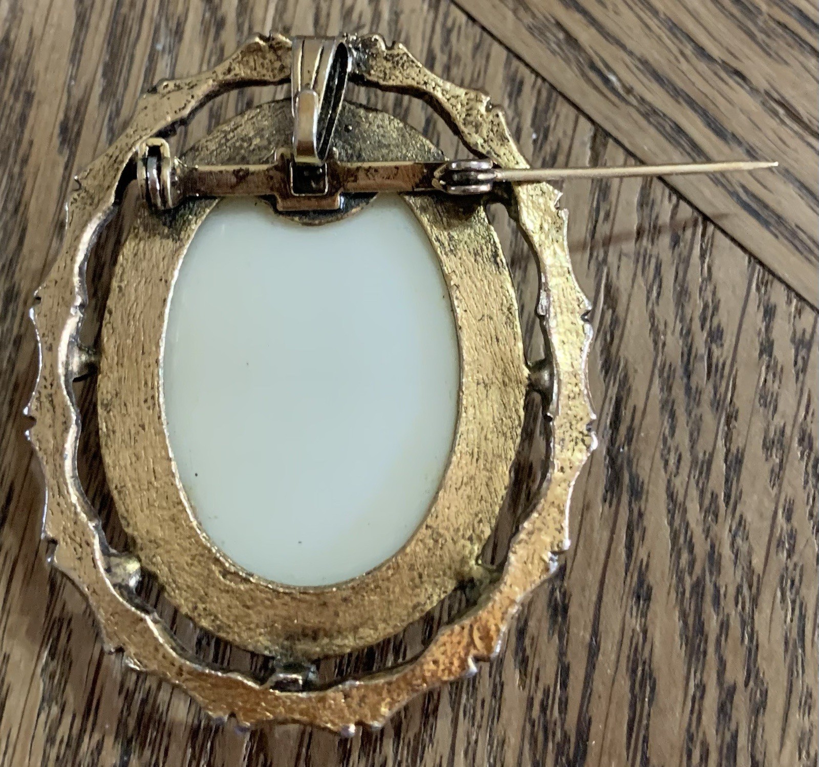 Vintage Cameo Brooch Brown Resin Oval Gold Tone Metal Filigree 2”