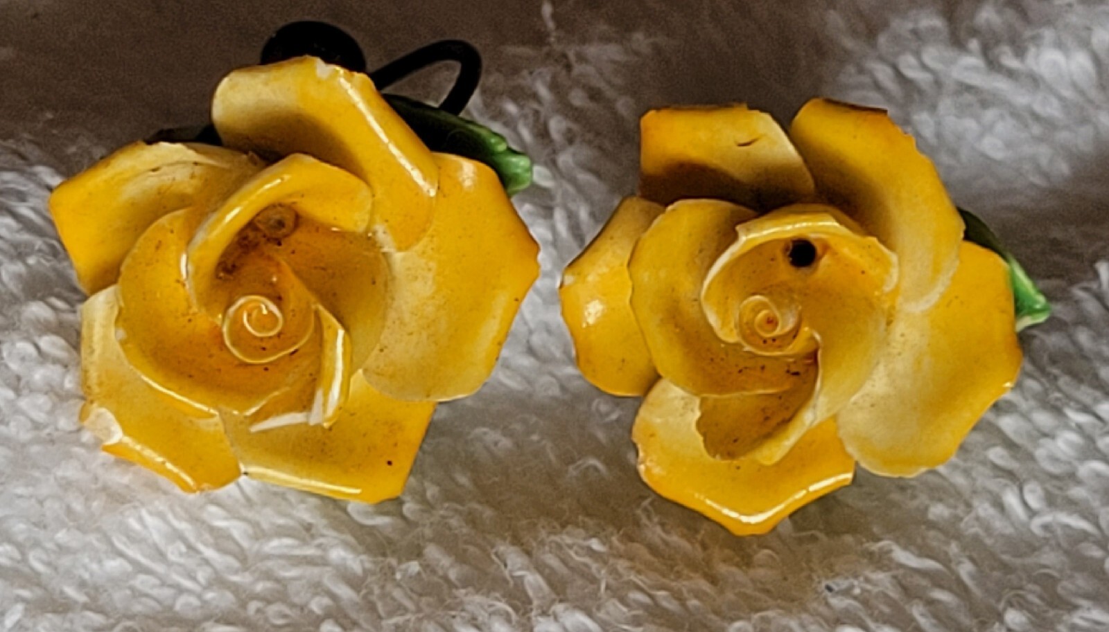 Vtg Enamel Yellow Rose Earrings England Marked Screwback Green Leaves