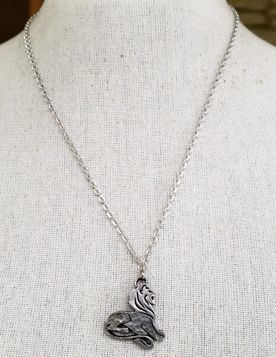 Vintage Leo Lion Zodiac Pewter Pendant Necklace 20″ Silver Tone Aluminum Chain