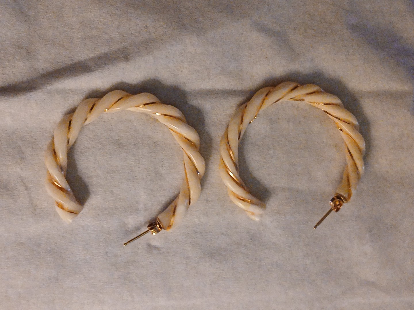 14K Gold Post & Stripe Carved Bakelite Twisted Rope Vintage Earrings
