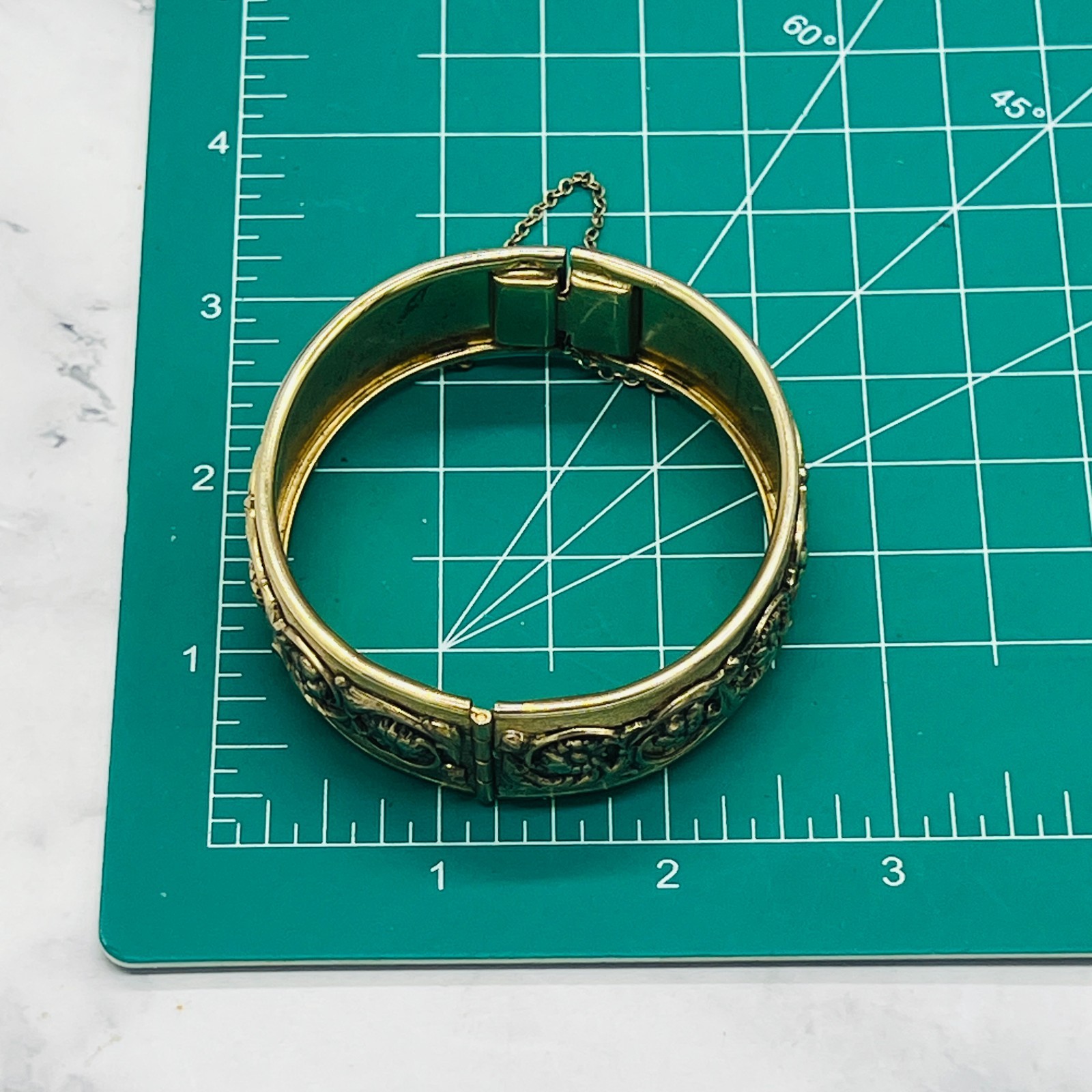 Vintage WHITING & DAVIS SWIRLED FLOWERS GOLD TONED HINGED 7″ BRACELET 1971