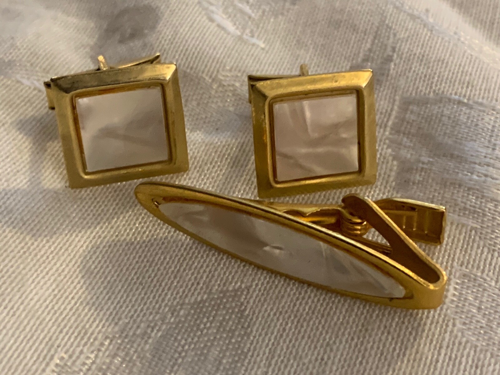 CUFF LINKS CLIP TIE CLIP GOLD COLOR W/ FAUX OPAL CENTERS GREAT VINTAGE SET