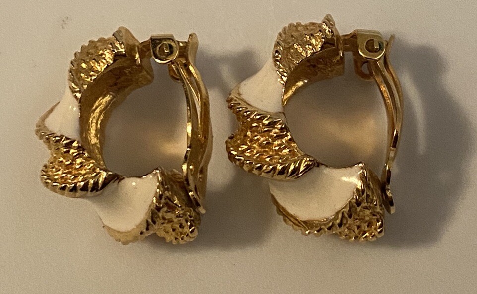 Vtg GAY BOYER Signed White Enamel Gold Tone Rope Design Retro Chic NY Earrings