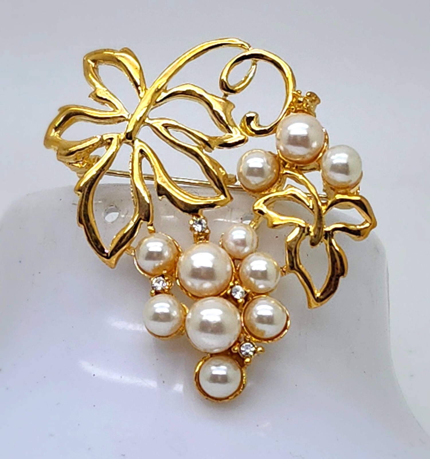 elegant Vintage style Gold Tone Bunch of grapes shape fashion jewelry Brooch/pin