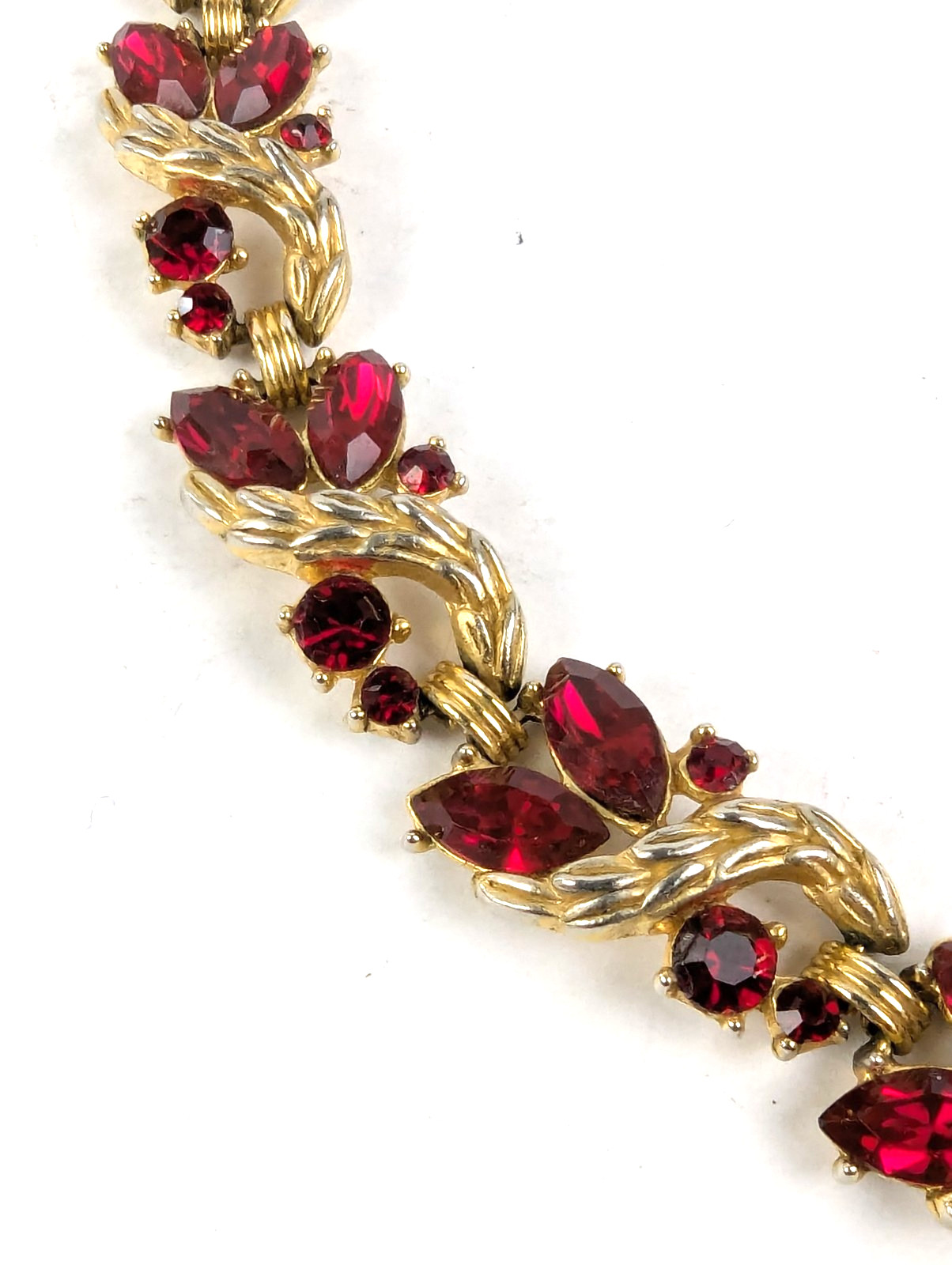 Fabulous Vintage Trifari Gold Plated Ruby Red Rhinestone Necklace 15″ -17″