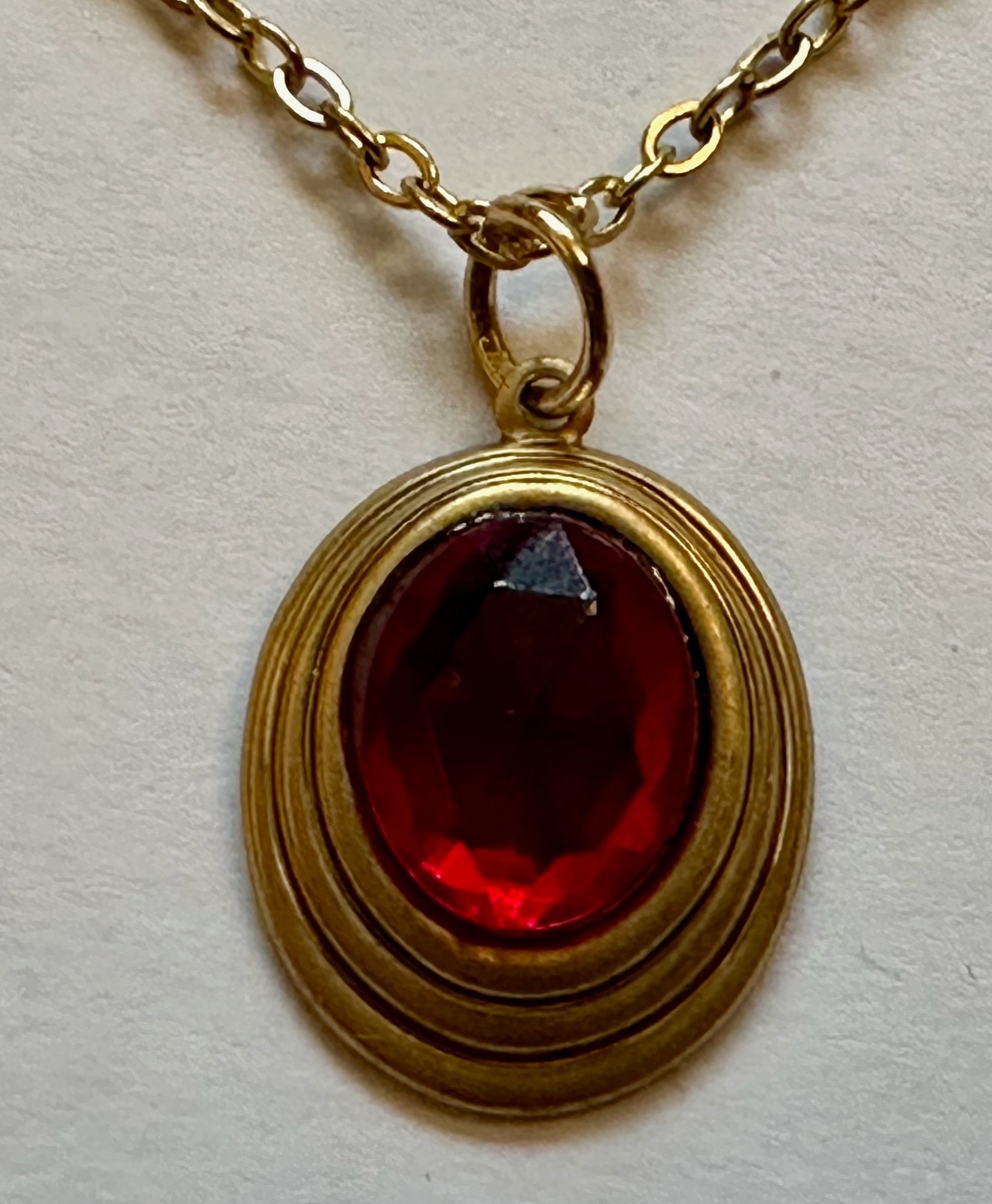 VINTAGE FACETED RED LUCITE PLASTIC CIRCLED BY BRASS 3/4 OF 1″ NECKLACE 18″ GP