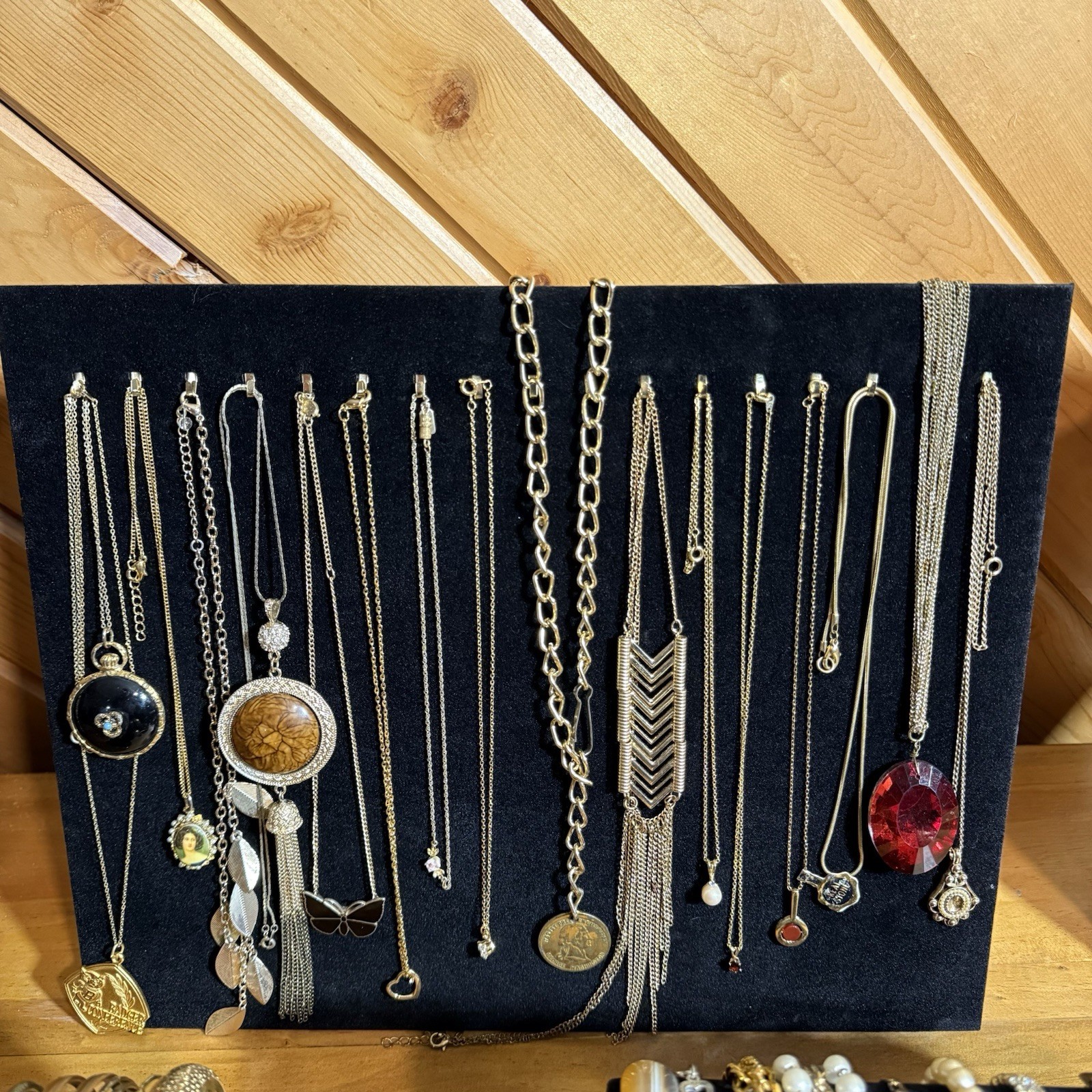 107PC LOT VTG-MODERN JEWELRY L GOLD TONE FEW SIGNED DARIA/GAY BOYER/ETC WEARABLE