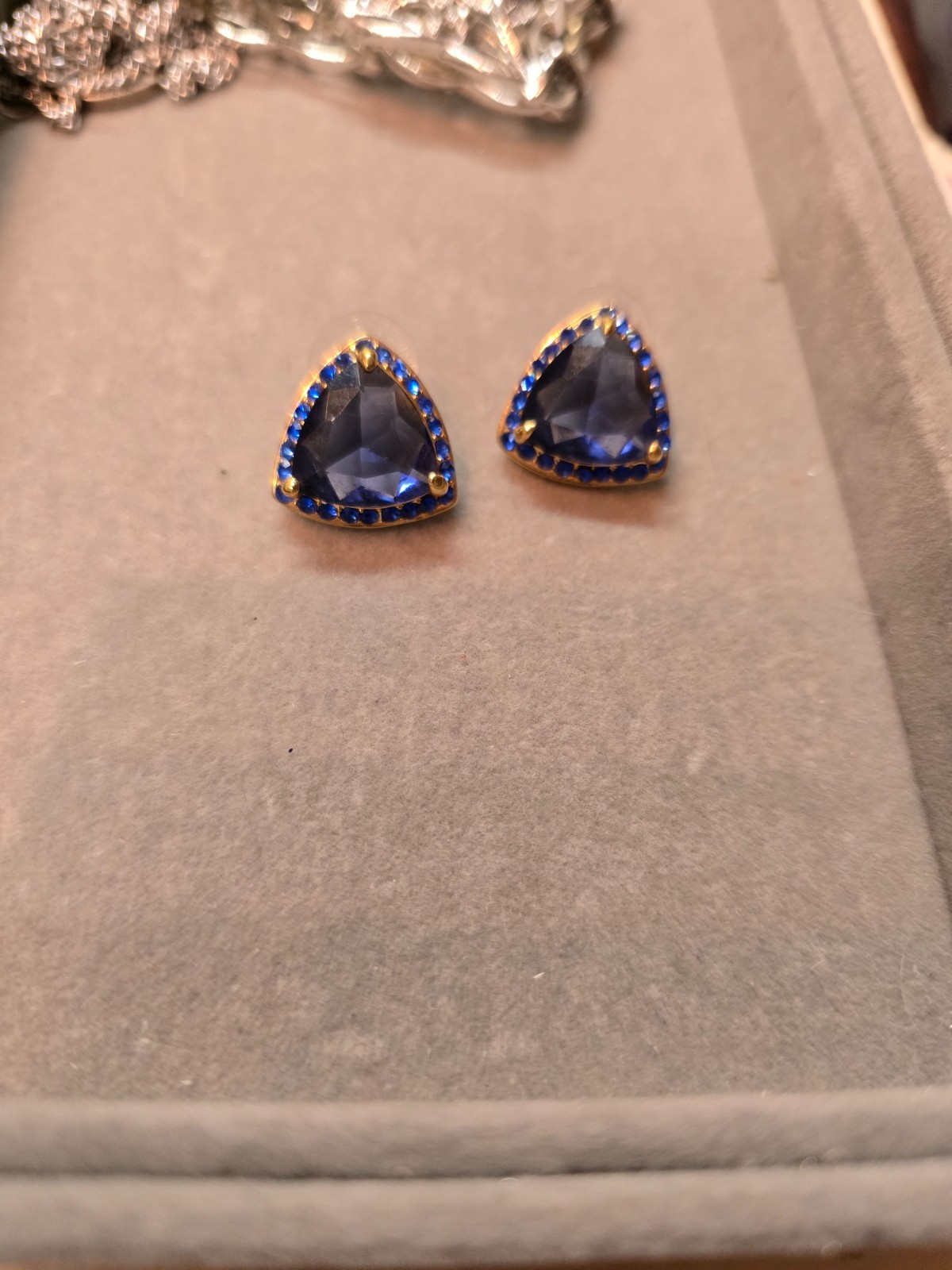 JOAN RIVERS IMPRESSIVE BLUE TRILLION PIERCED EARRINGS