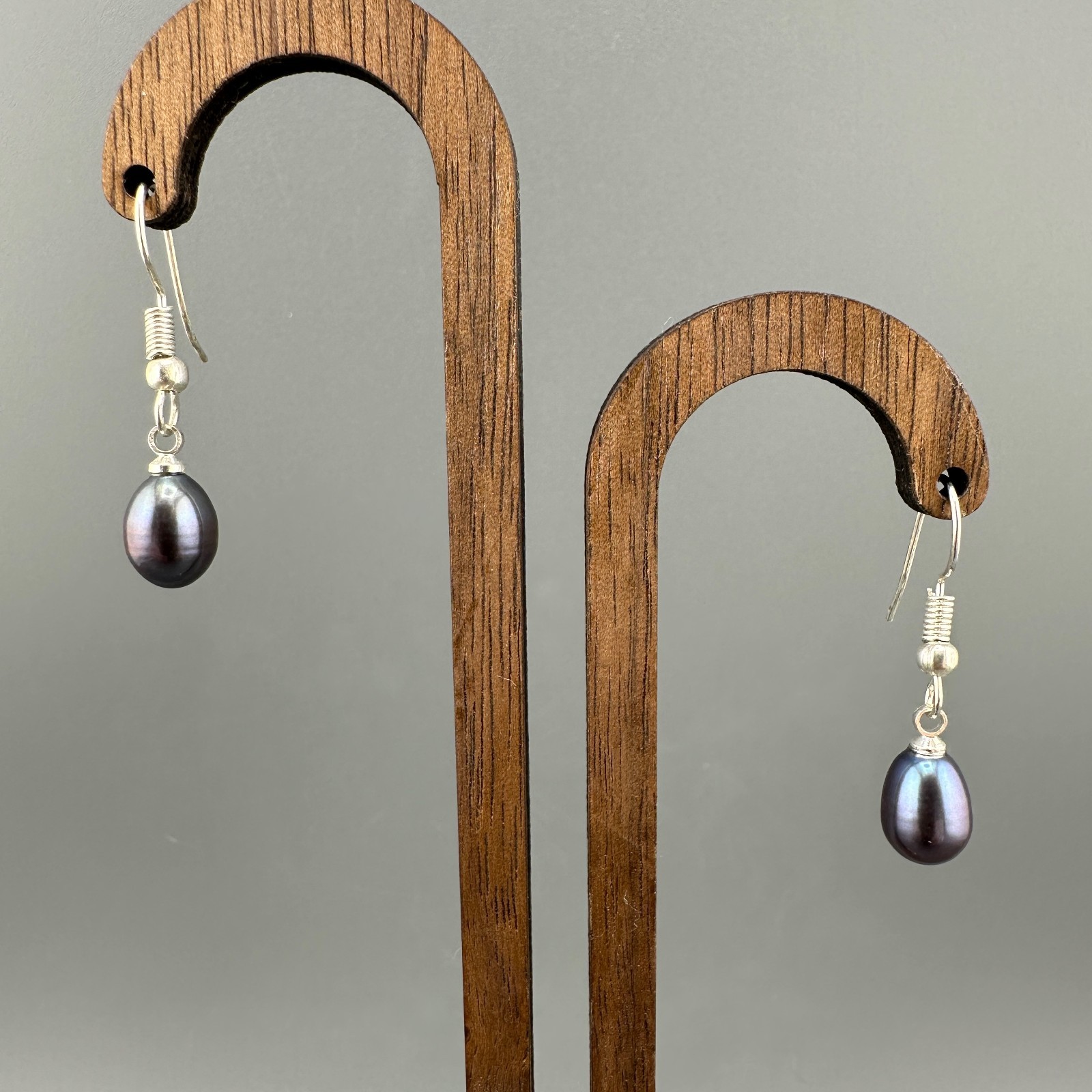 Vintage Black Tahitian Pearl Earrings Oil Slick Dangle Silvertone Purple Peacock