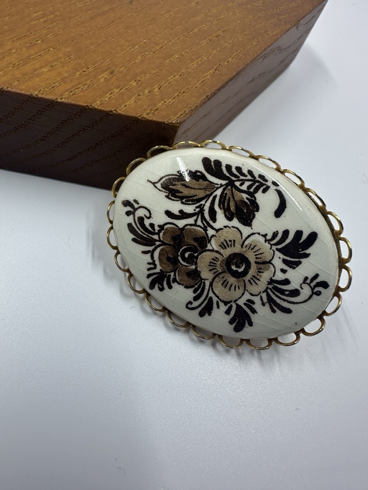 Vintage Delftware Hand-Painted Floral Brooch with Gold-Tone Setting