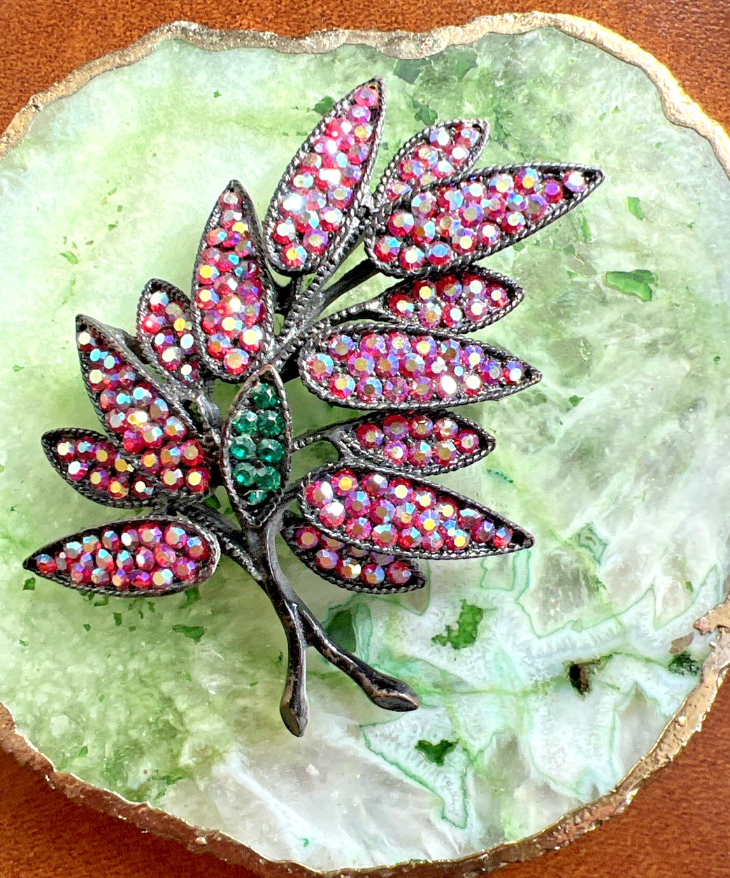VINTAGE SIGNED WEISS RED PINK AURORA BOREALIS RHINESTONE LEAF BROOCH / JAPANNED