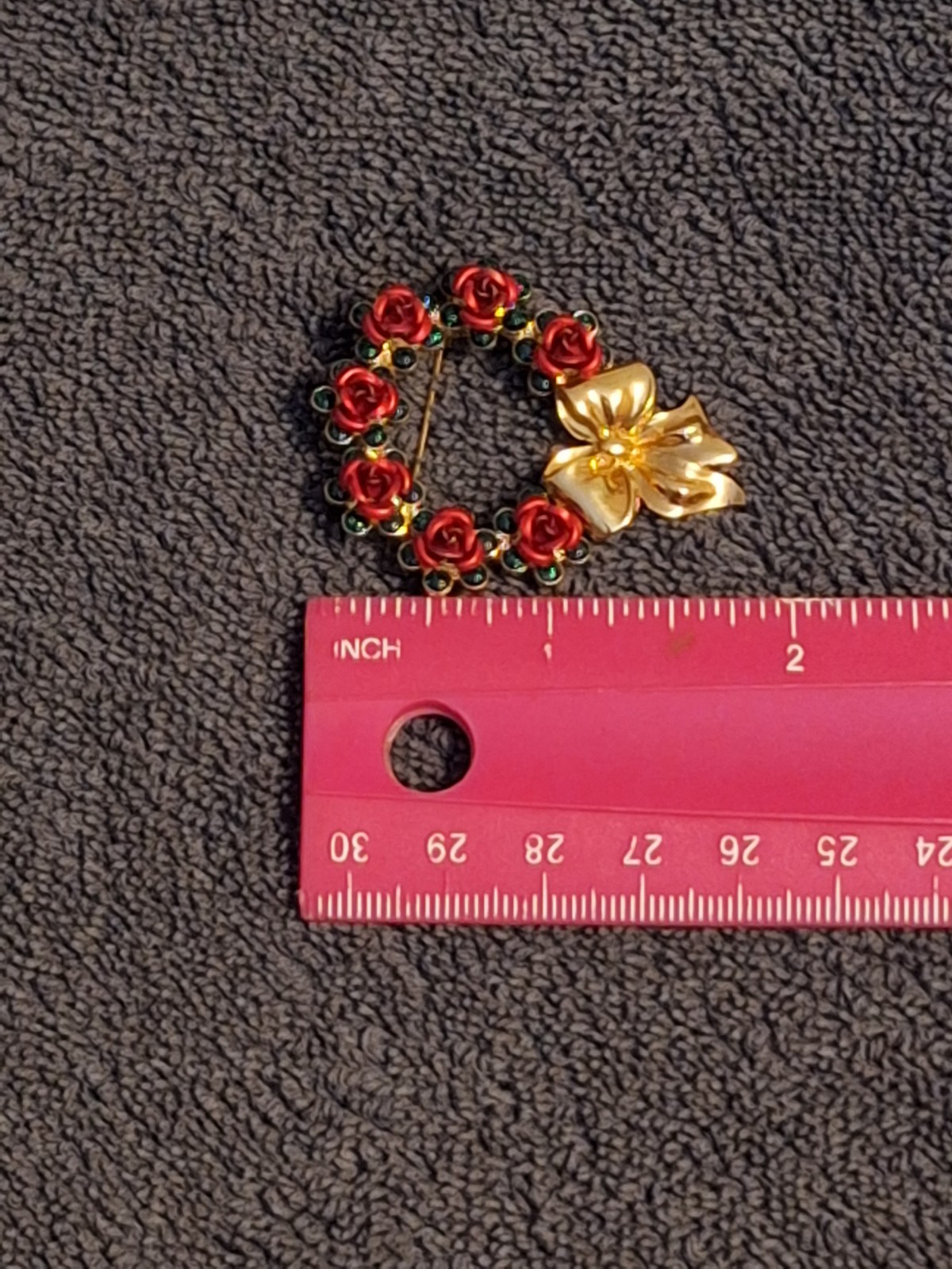 Vintage Avon Gold Tone Green Rhinestone Christmas Wreath Red Roses Brooch Pin