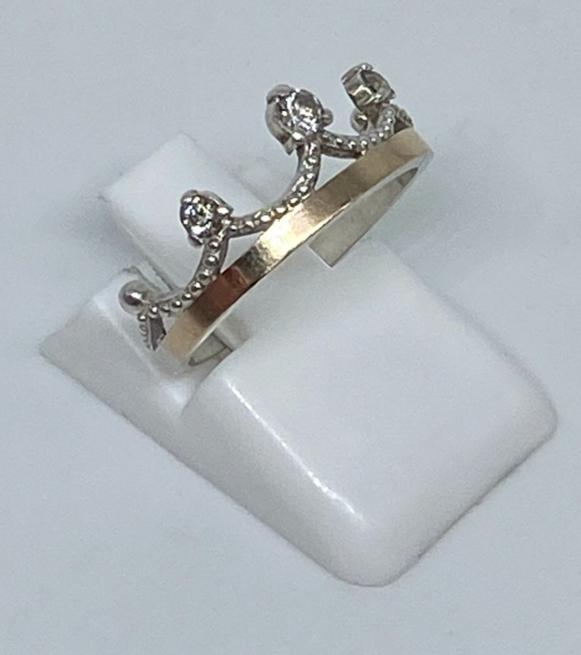 Vintage “Crown”Ring Sterling Silver 925 Gold 375 test .Size 4.75. Weight 1.52 g.