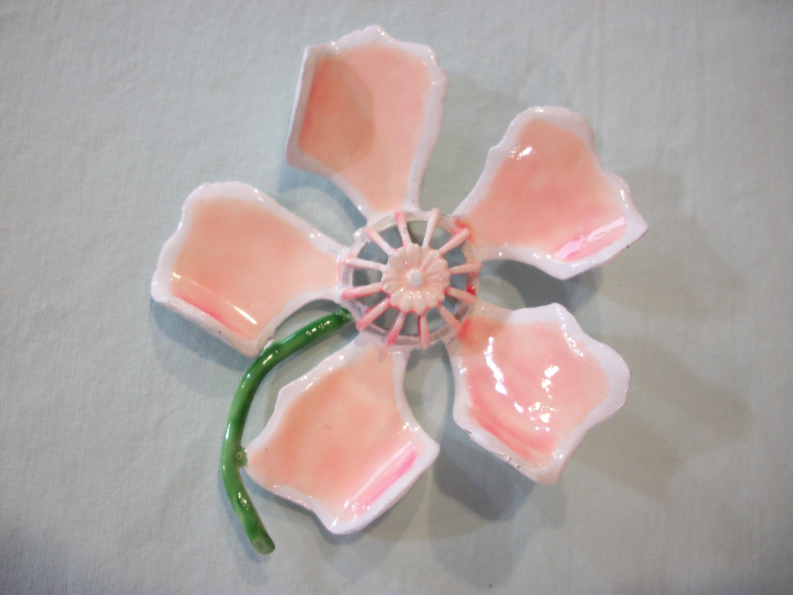 VTG*RARE*MeTaL ENaMeL*PEACH/PINK BLEND*WHiTE SWiRLy FLoWeR PiN/SPRINGTIME BEAUTY