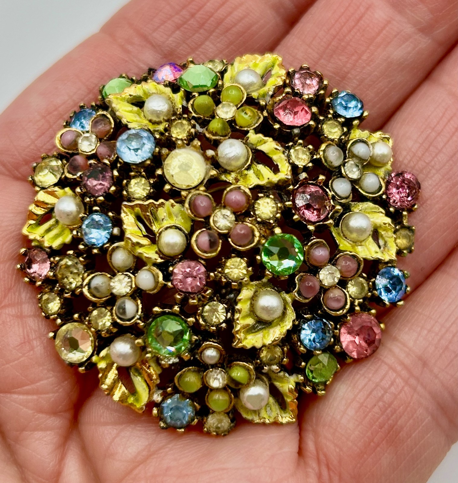 VINTAGE ARTHUR PEPPER ART BROOCH RHINESTONES ENAMEL PEARL BOUQUET GOLD TONE