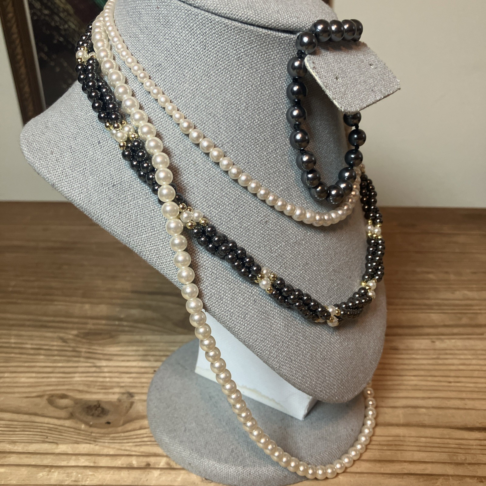 Vintage Pearl Necklaces And Braclet Lot White And Gray Pearls Gold Tone Clasps