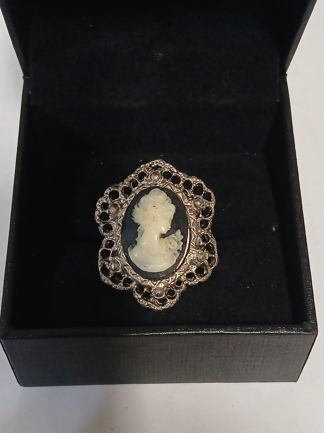 Vintage Silver Tone Victorian Filigree With Black & White Cameo Adjustable Ring