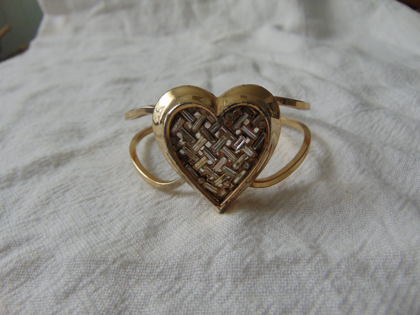 vintage gold tone clear crystal baguettes basketweave design heart clamper