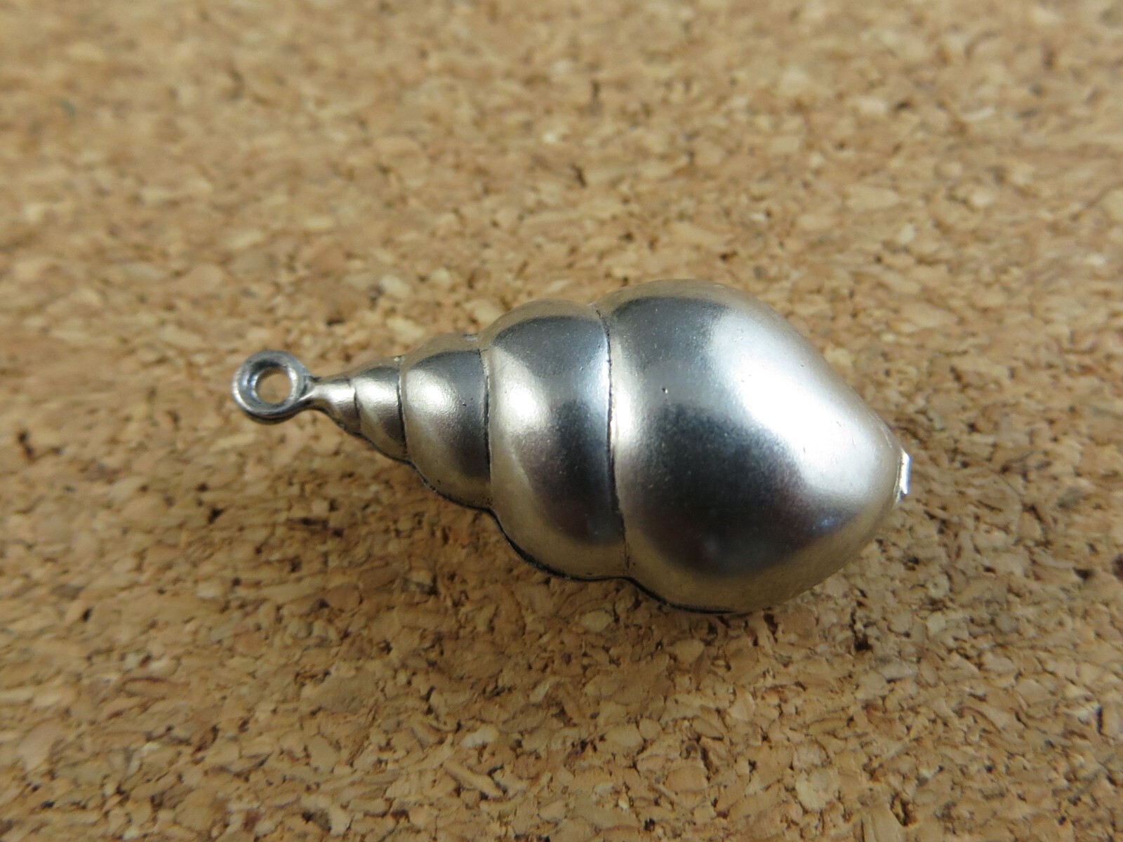 Vintage 3D Puffy Conch Sea Shell Snail Silvertone 1″ Charm Pendant #826 C