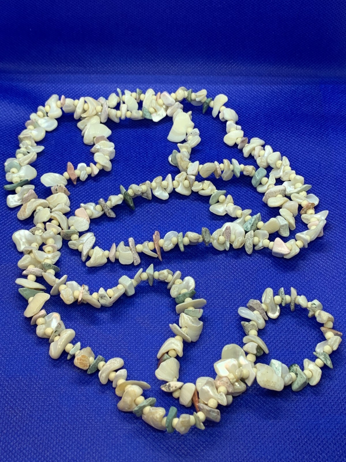 Vintage Women’s Mother-Of-Pearl Beaded Rock and Shell Strand Necklace