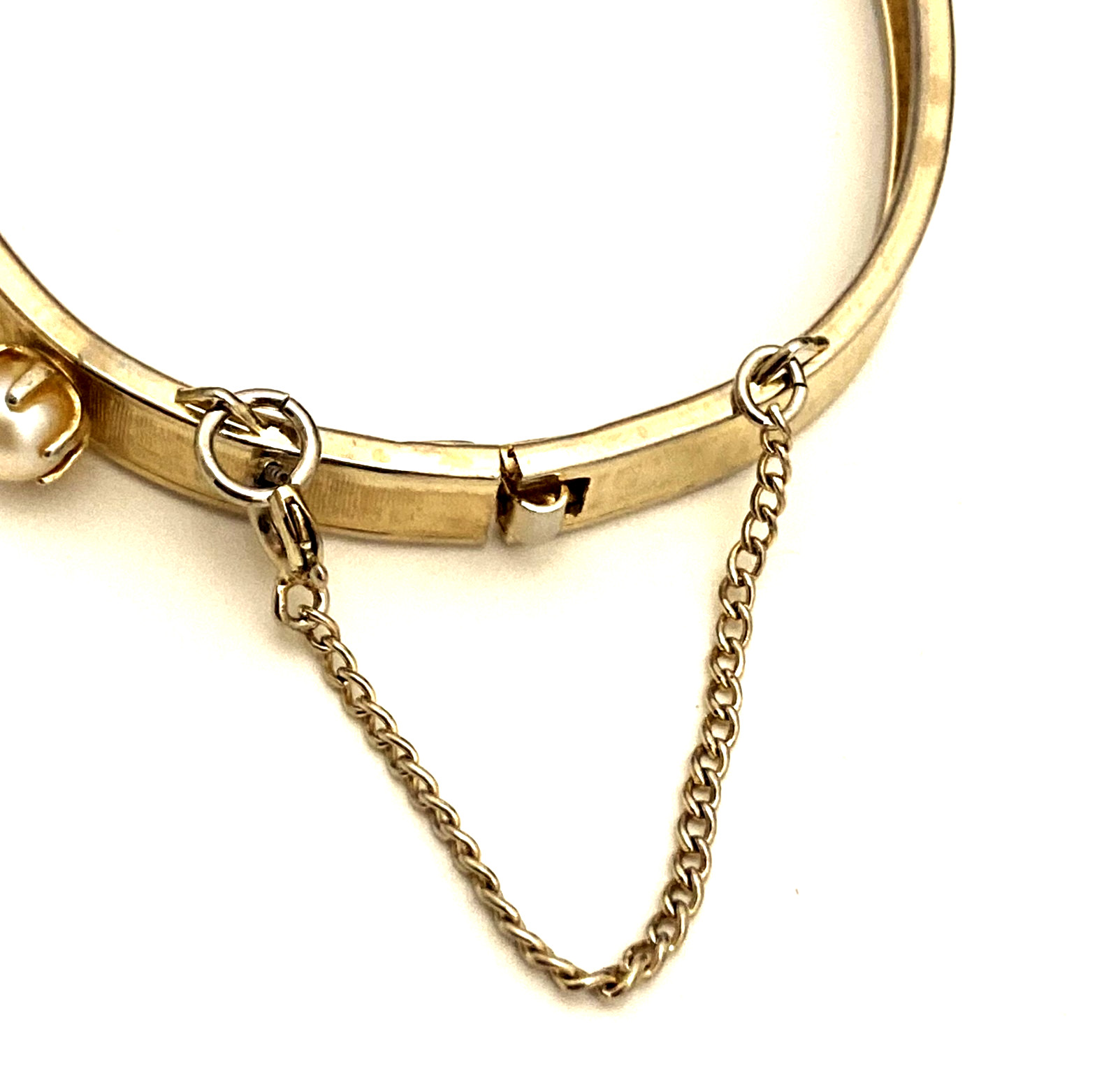 Vintage Natural White Pearls On Gold Tone Hinged Bangle Bracelet, Safety Chain