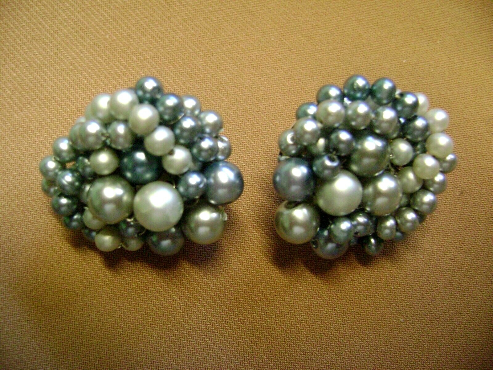 VINTAGE JAPAN BLUE BEADED CLUSTER ROUND SILVER TONE CLIP ON EARRINGS
