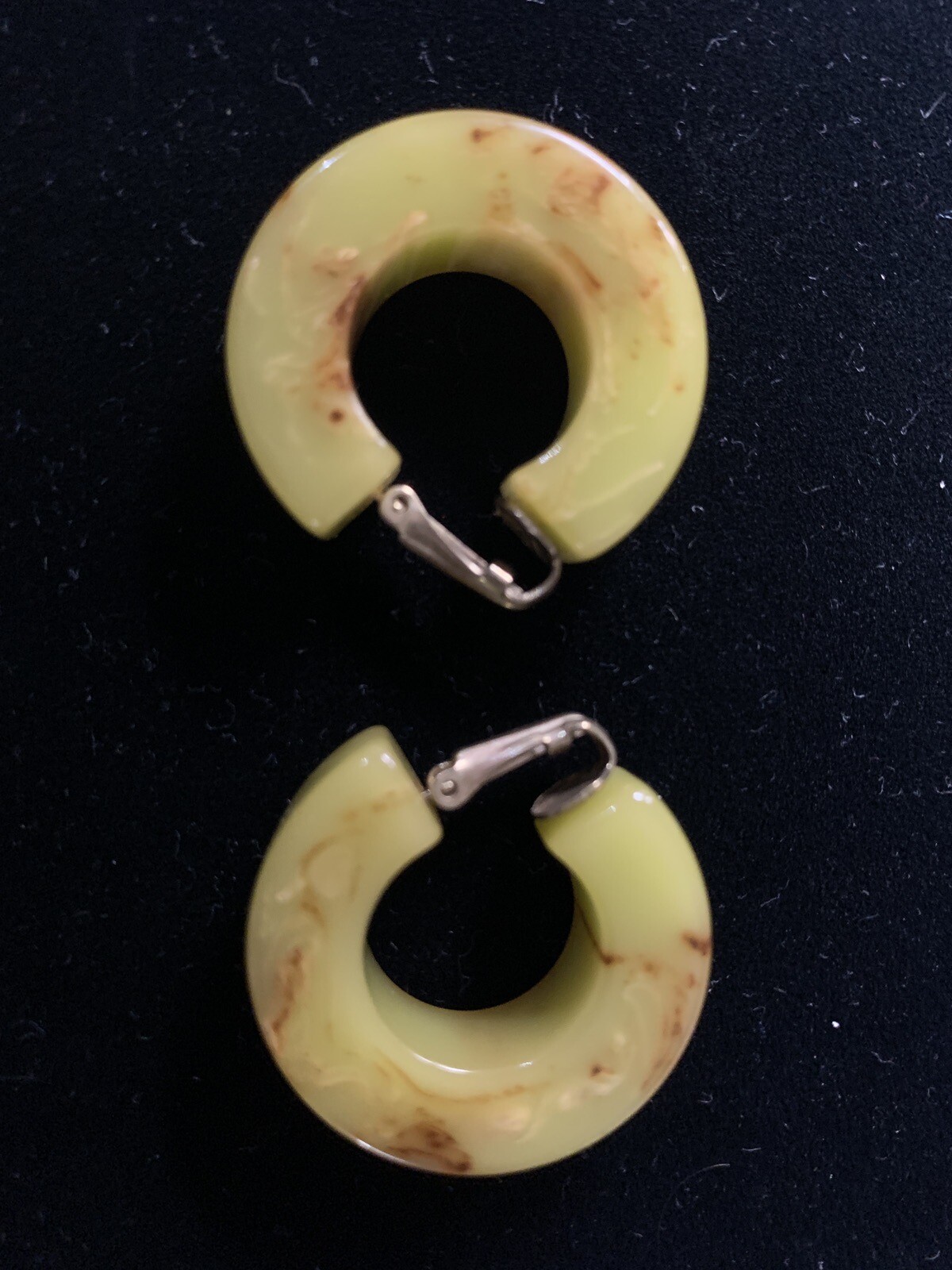 Vintage Marbled Yellow Bakelite Hoop Earrings, Chunky 1 1/2“ Across