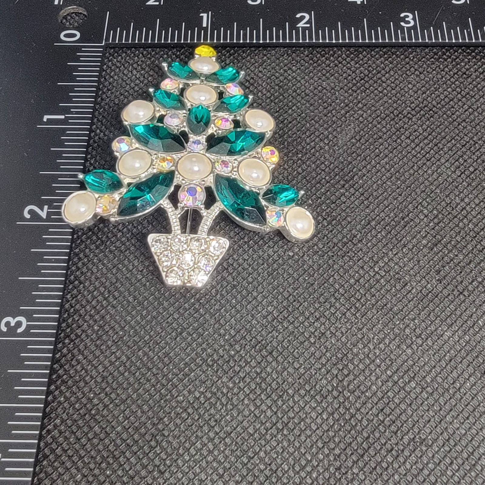 Christmas Tree Brooch Avon 2011 Piecede Collection Green Rhinestone