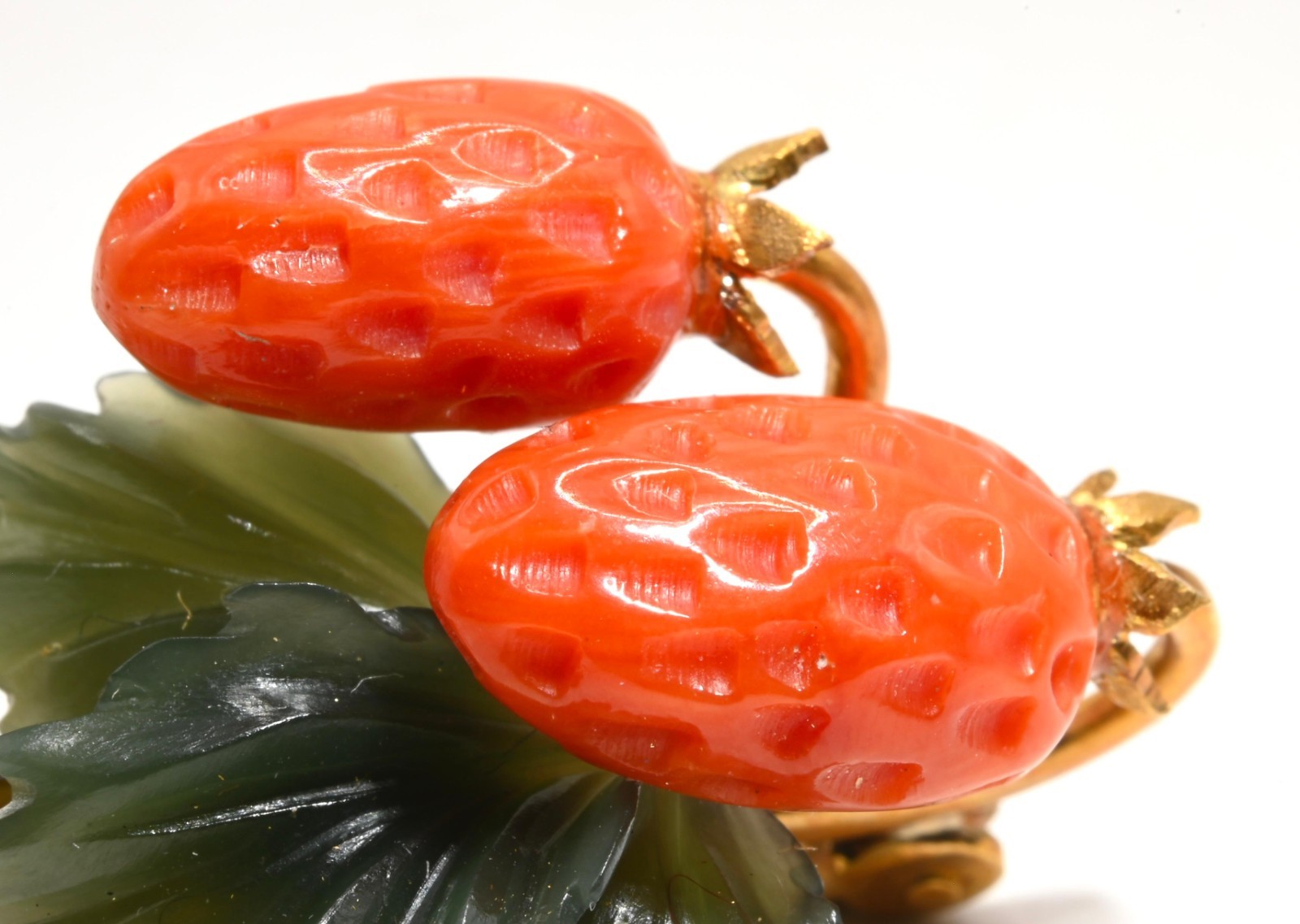 Rare Vintage 18K Yellow Gold Jade And Coral Strawberry Brooch