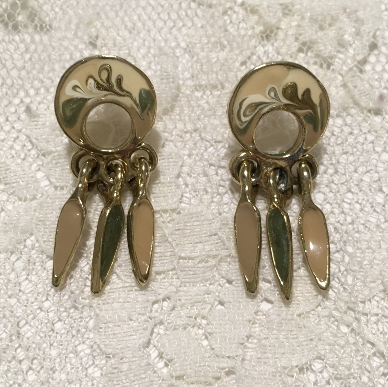 Vintage Dainty Dream Catcher Style EArrings Enamel Gold Tone Beige Green elegant