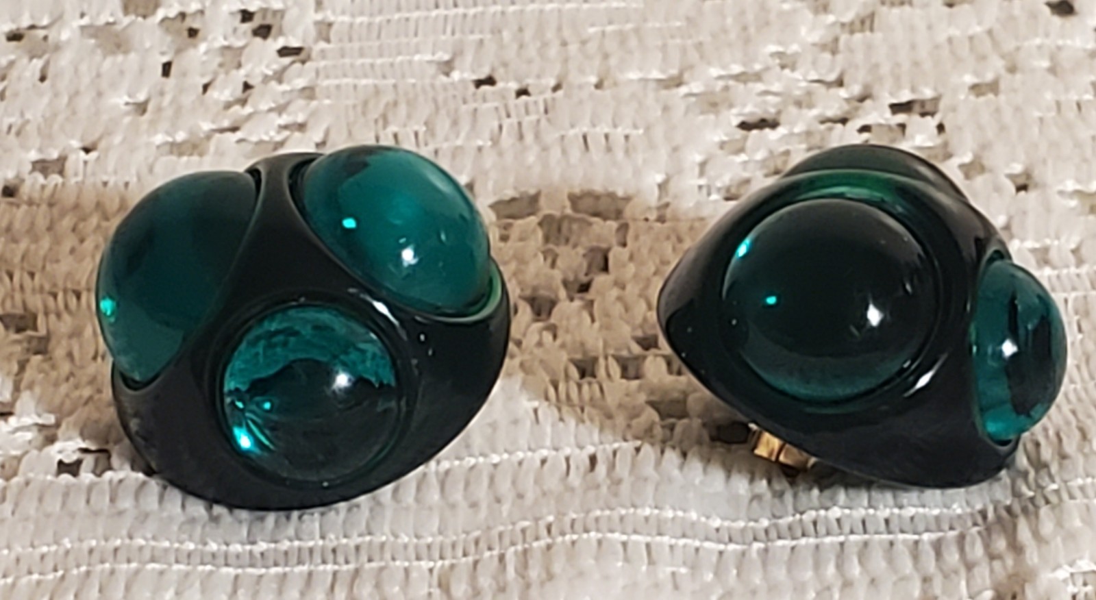 HUGE VTG 80S VOGUE STYLE GREEN ON GREEN EARRINGS CHUNKY MOGAL LUCITE CLIP-ON