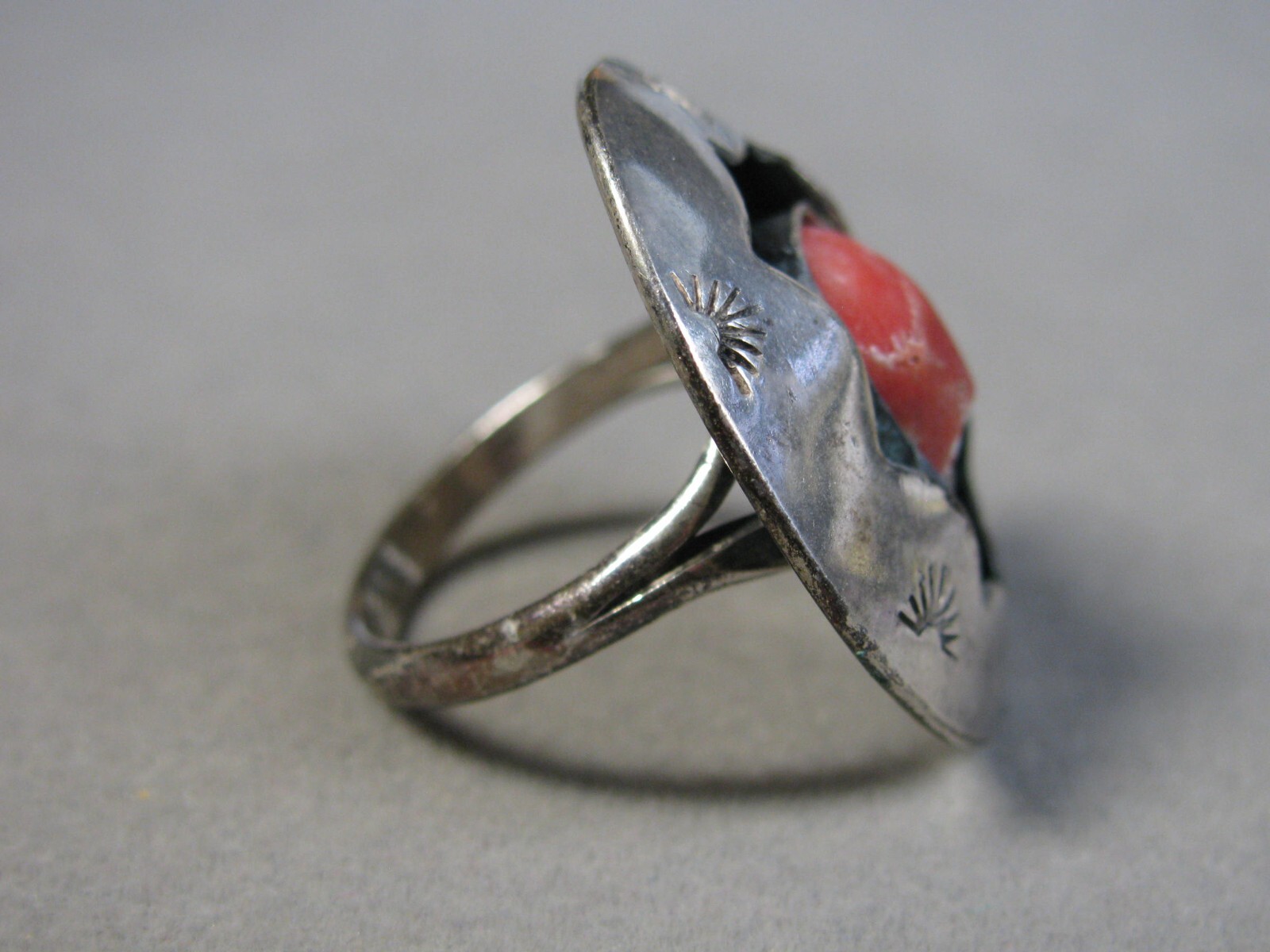 VINTAGE Sterling Silver Southwest Coral Shadow Box Ring 6.0g Size 7 #J4141