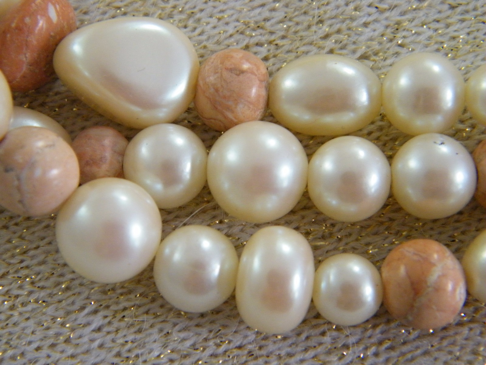 VINTAGE NEW RICHELIEU ~ 17 1/2″ NECKLACE FAUX PEARL & SALMON COLORED STONE BEADS