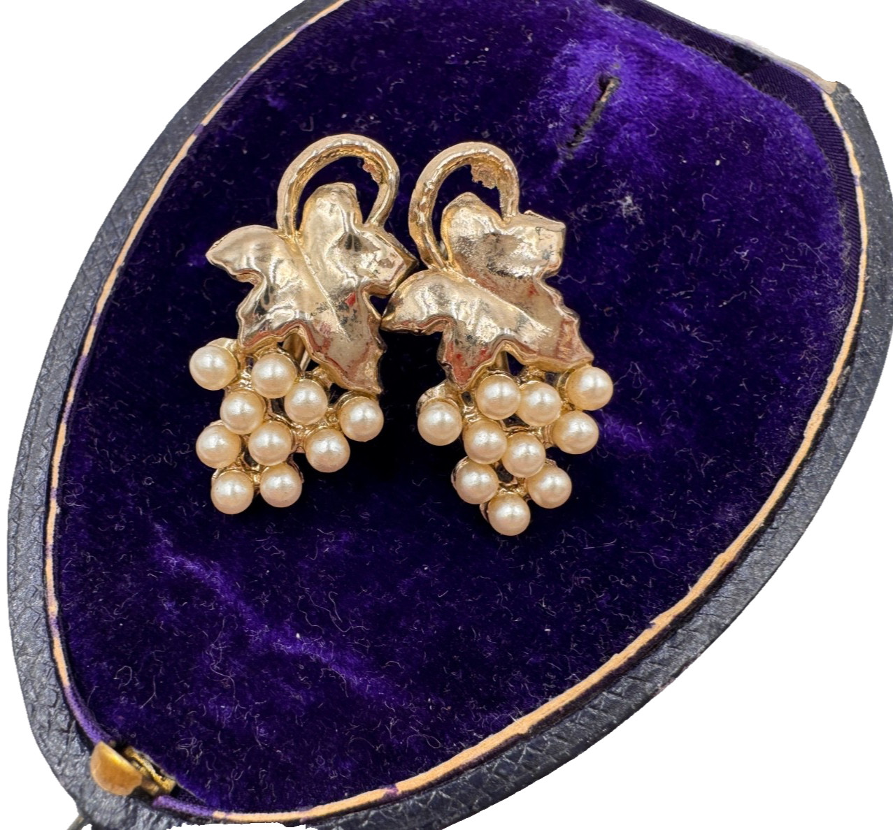 GRAPE CLUSTERS FAUX GLASS PEARLS WITH GOLD LEAF PRETTY VNTG EARRINGS SCREW BACKS