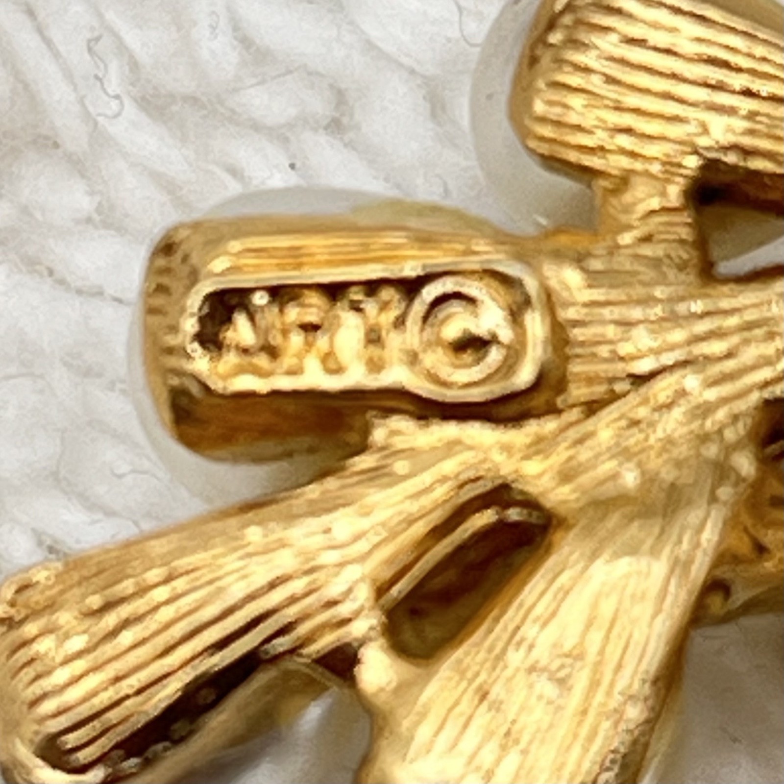 Vintage Signed ART Brooch Gold Tone Faux Pearl Cascading Ribbon Pin 2″