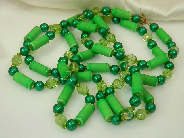 Vivid Green Porcelain & Crystal Vintage 1950s Necklace Very Pretty 257M4