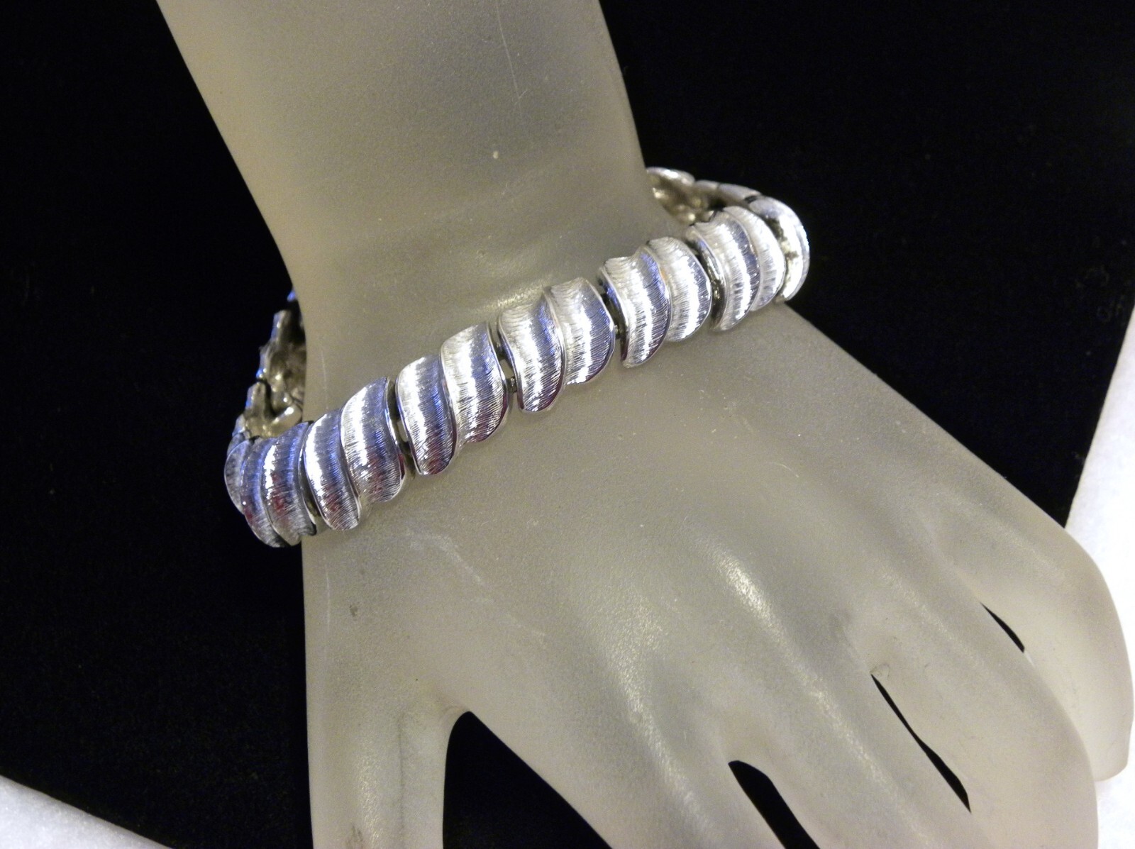 Vtg Signed MONET Bracelet Silver Tone Safety Chain 7.5 in Curved Links Excellent