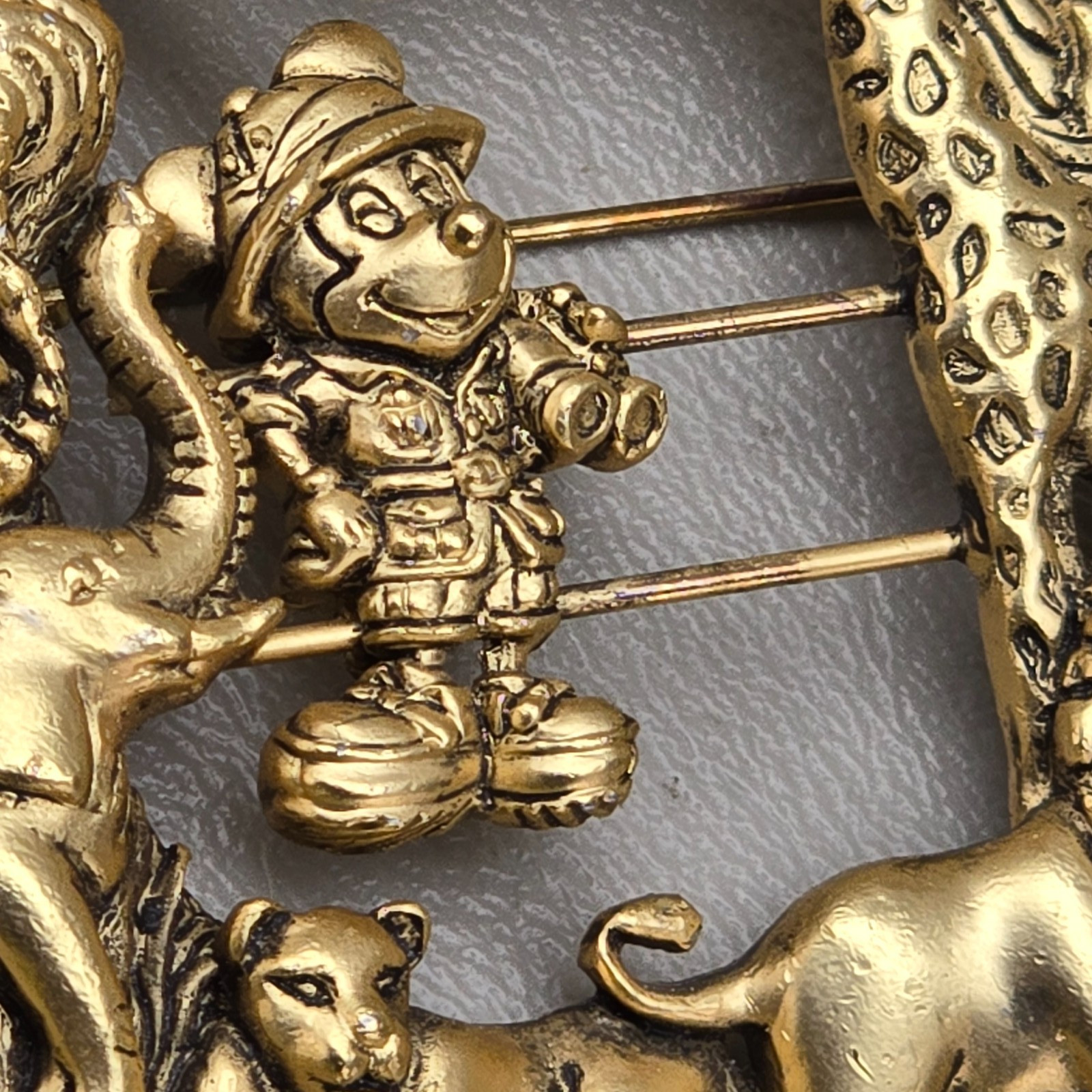 Disney Micky Brooch Pin 1990 Safari Animals Gold Tone Lion Giraffe