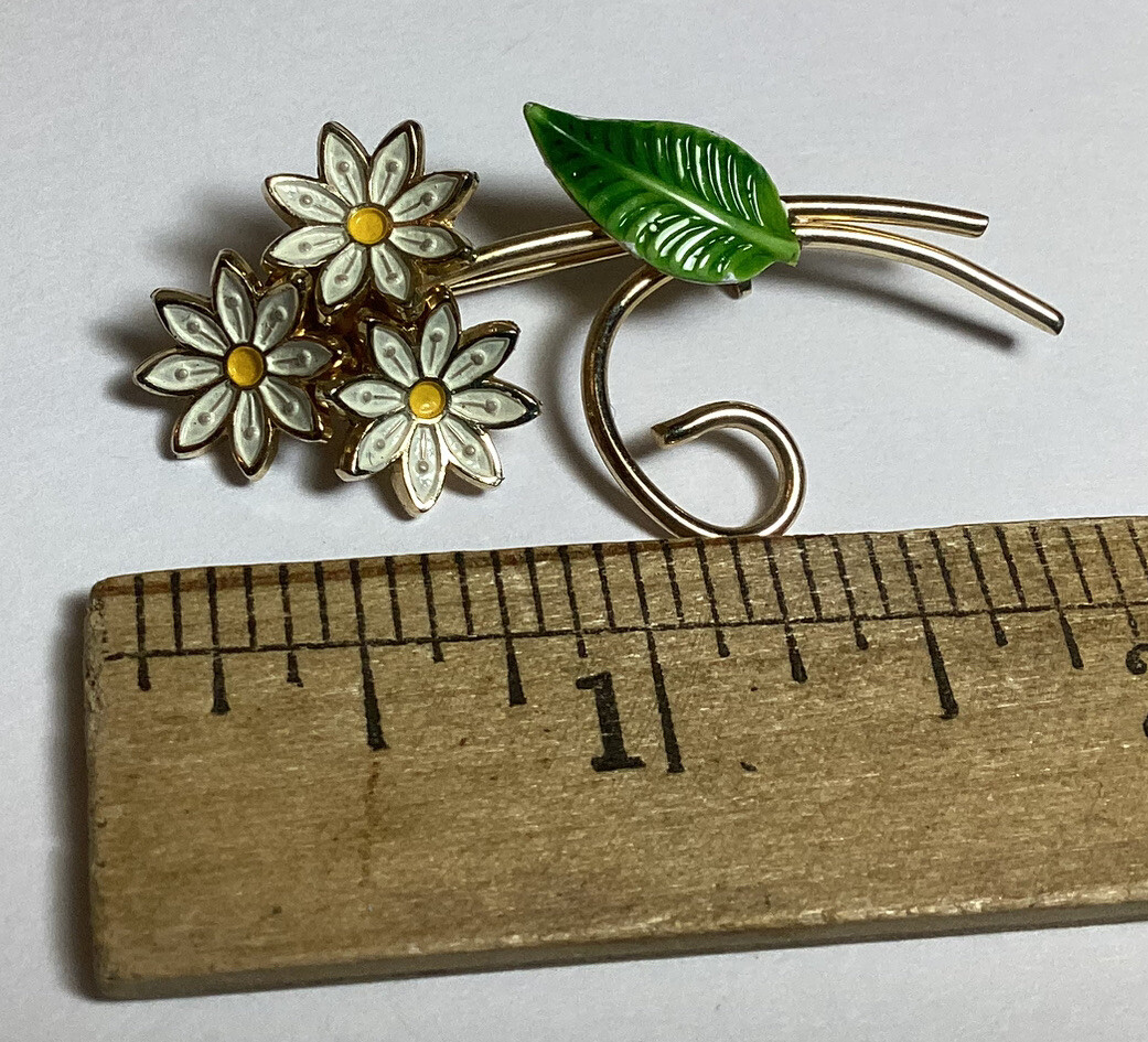 PRETTY VINTAGE RETRO ENAMEL DAISY TRIO BROOCH WITH LEAF GOLDTONE